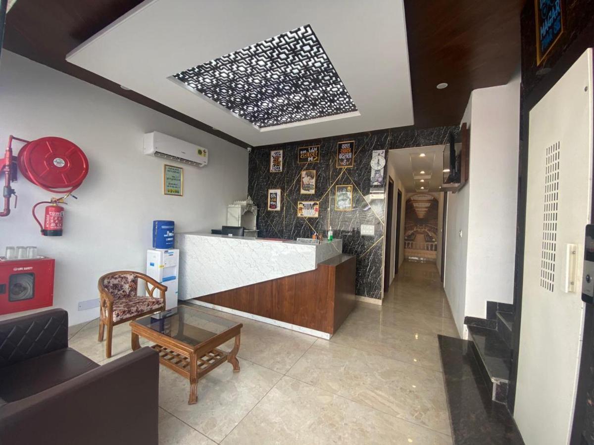 Hotel Hollywood - Family Hotel Zirakpur Экстерьер фото