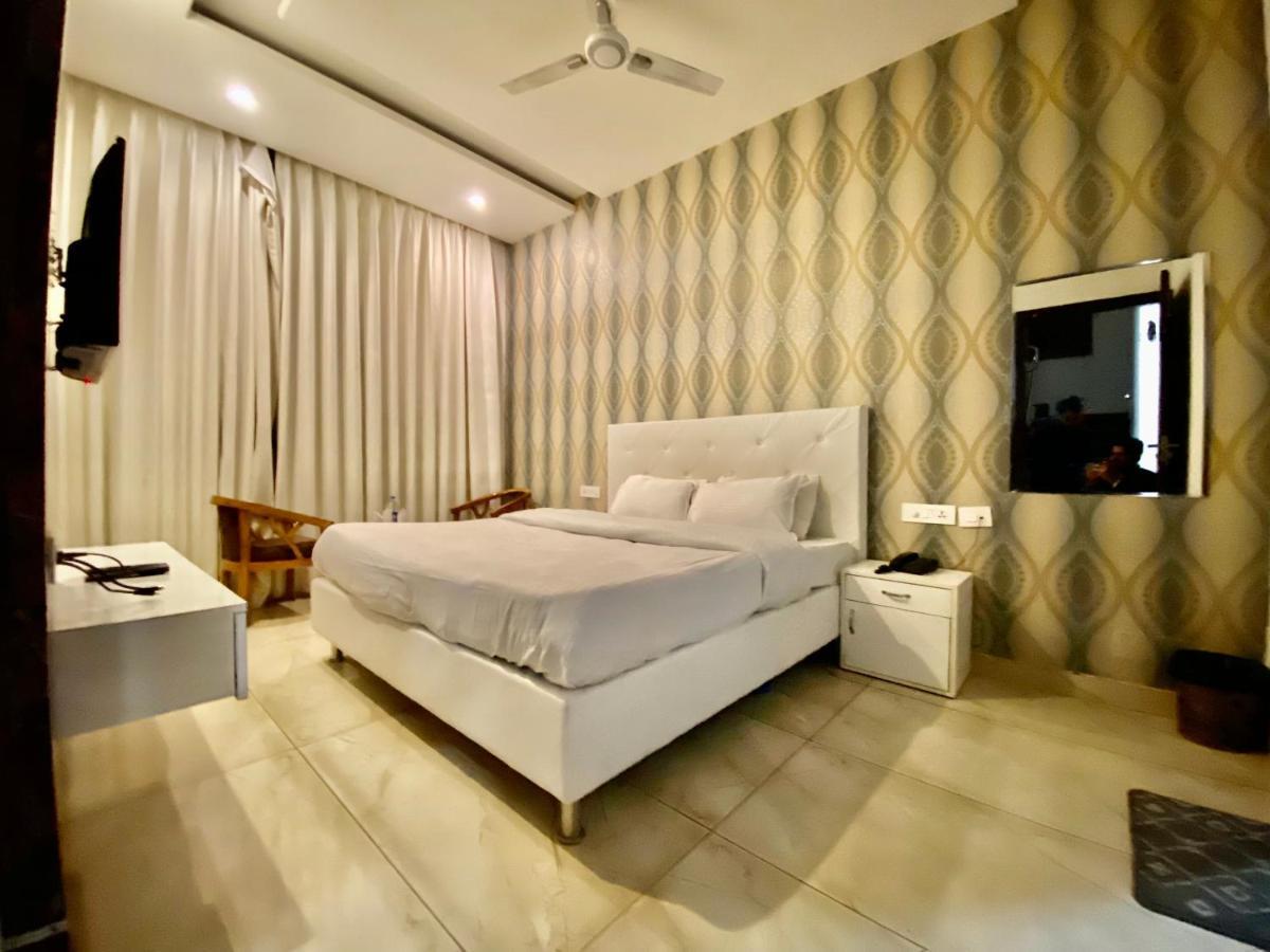 Hotel Hollywood - Family Hotel Zirakpur Экстерьер фото