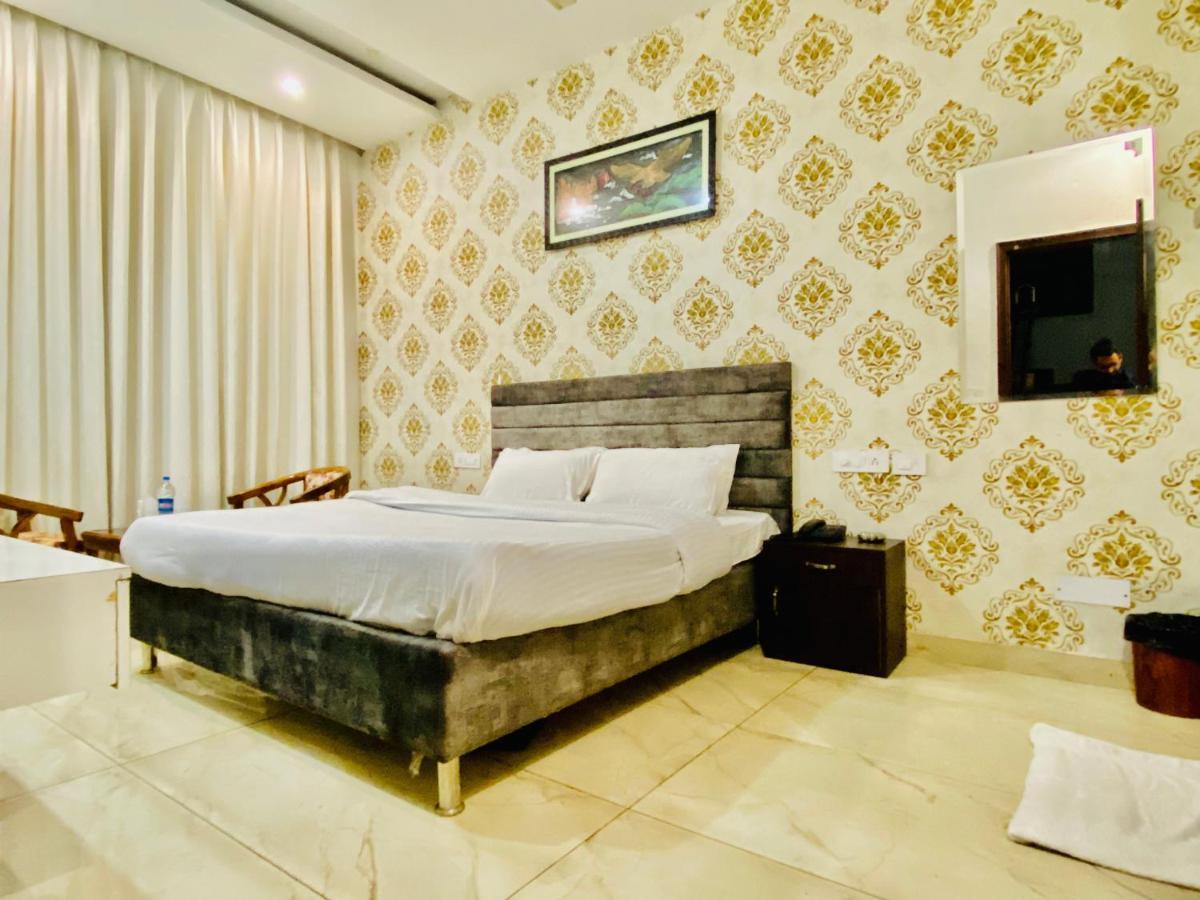 Hotel Hollywood - Family Hotel Zirakpur Экстерьер фото