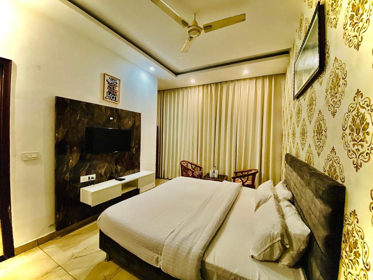 Hotel Hollywood - Family Hotel Zirakpur Экстерьер фото