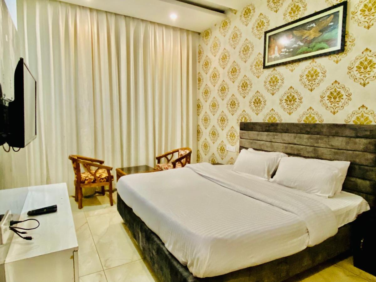 Hotel Hollywood - Family Hotel Zirakpur Экстерьер фото