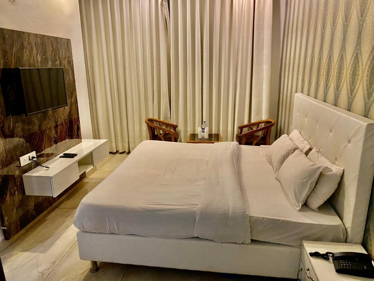 Hotel Hollywood - Family Hotel Zirakpur Экстерьер фото