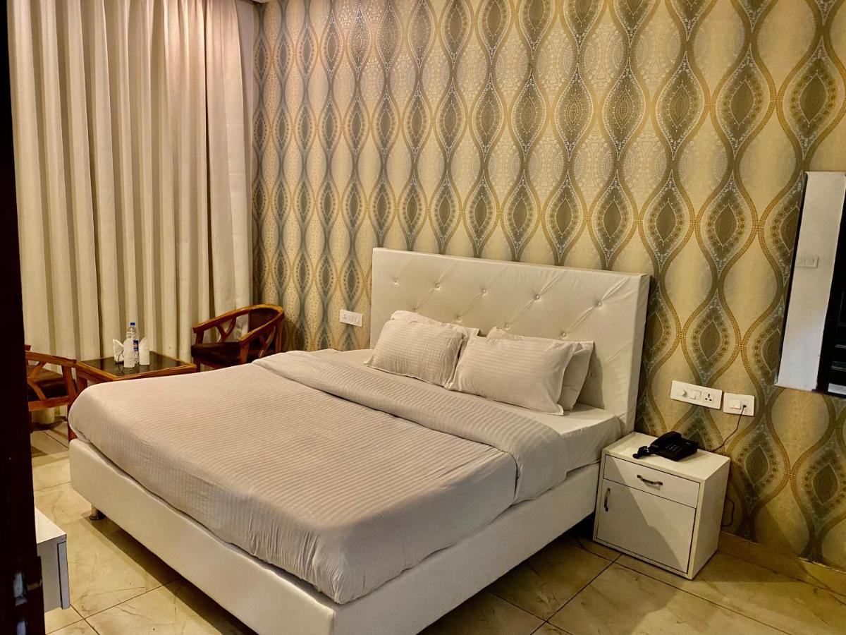 Hotel Hollywood - Family Hotel Zirakpur Экстерьер фото