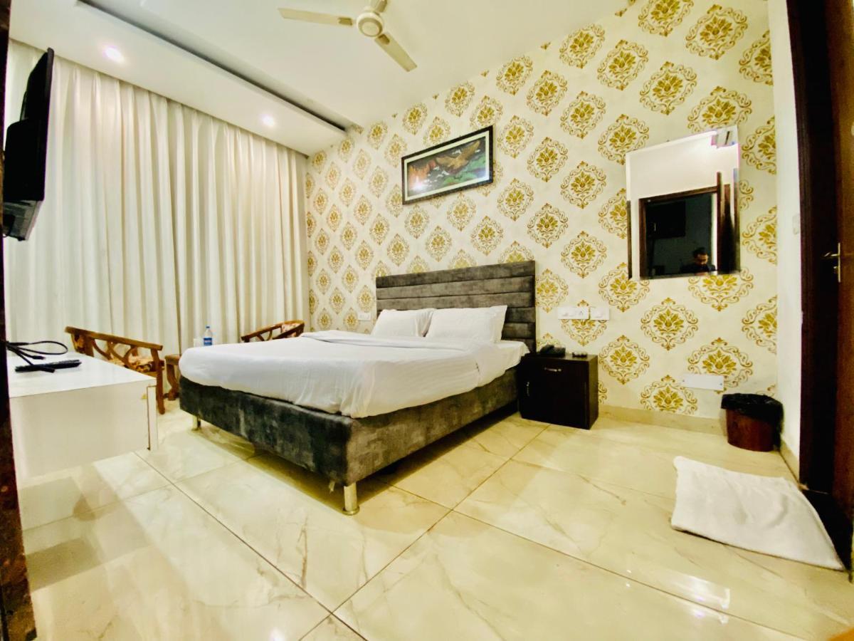 Hotel Hollywood - Family Hotel Zirakpur Экстерьер фото