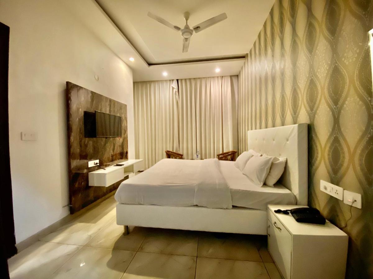 Hotel Hollywood - Family Hotel Zirakpur Экстерьер фото