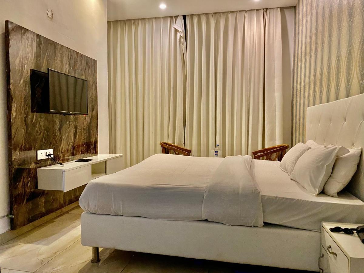 Hotel Hollywood - Family Hotel Zirakpur Экстерьер фото