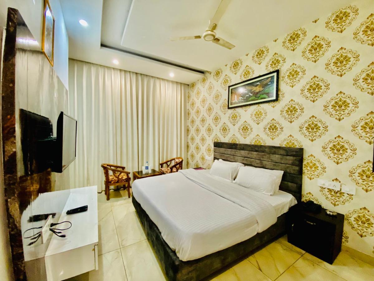 Hotel Hollywood - Family Hotel Zirakpur Экстерьер фото
