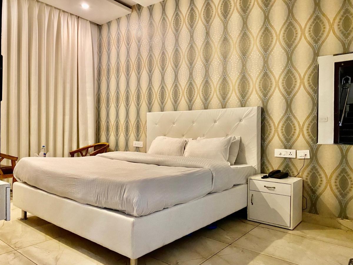 Hotel Hollywood - Family Hotel Zirakpur Экстерьер фото