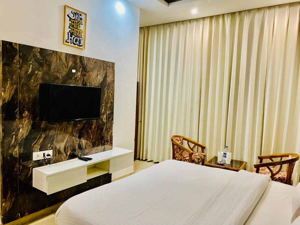Hotel Hollywood - Family Hotel Zirakpur Экстерьер фото